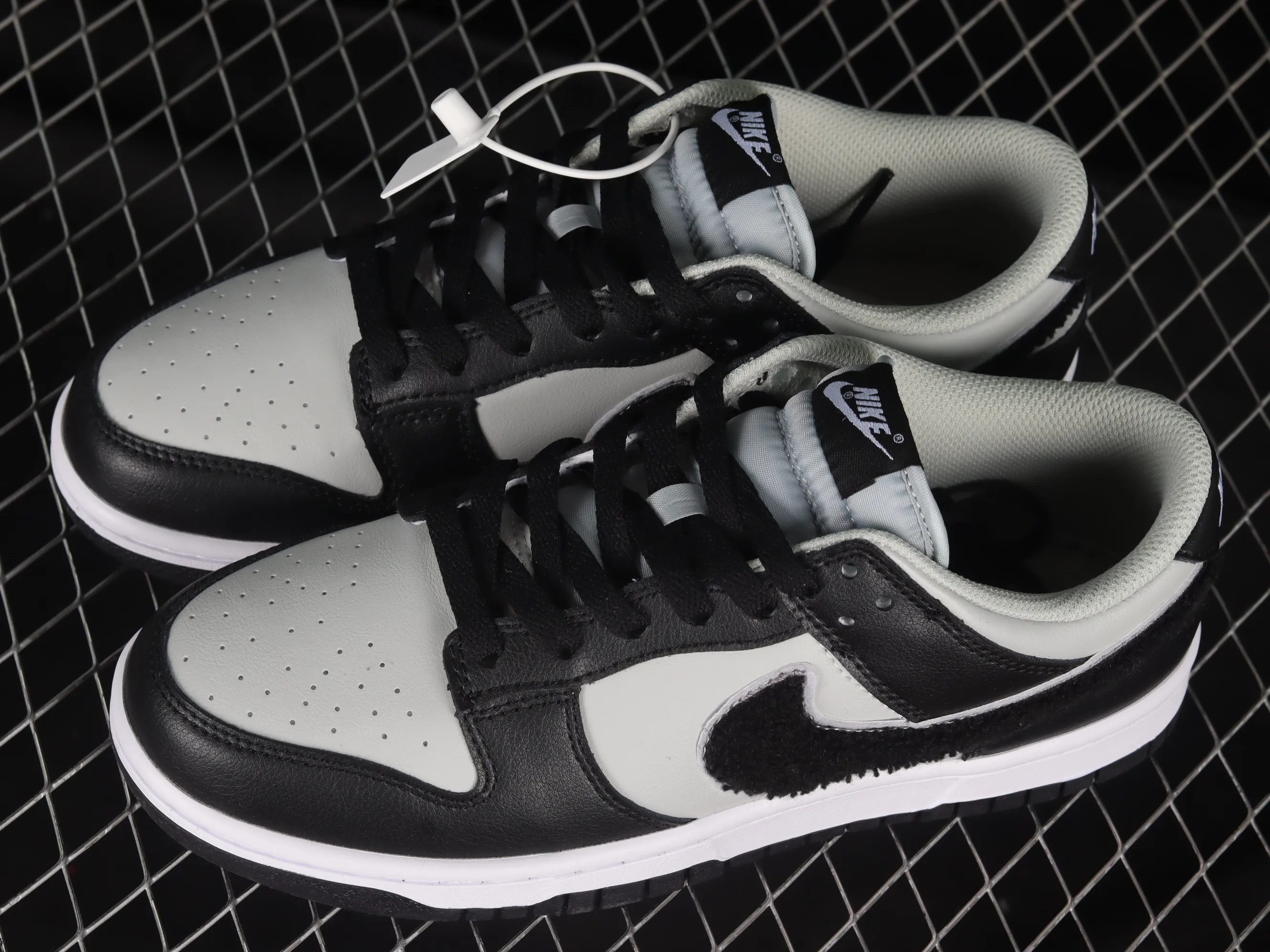 All Categories Nk SB Dunk Series Nk SB Dunk Low Low-top sneakers Cost-effective version Nk Dunk Low "Chenille" plush black hook SB low-top sports and leisure sneakers DQ7683-001